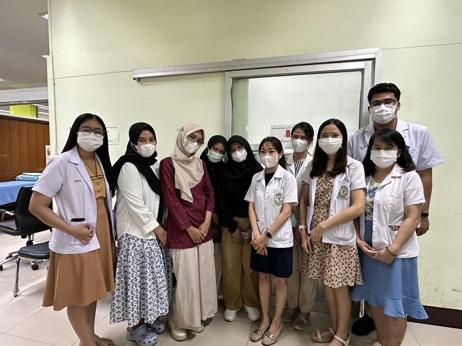 Indonesian pharmacy students visit Srinagarind Hospital.